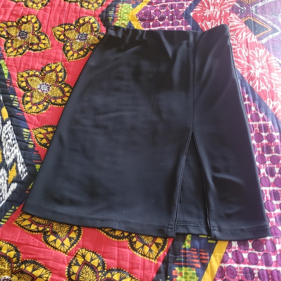 Black Bebe skirt with slit - Picture 2 of 4
